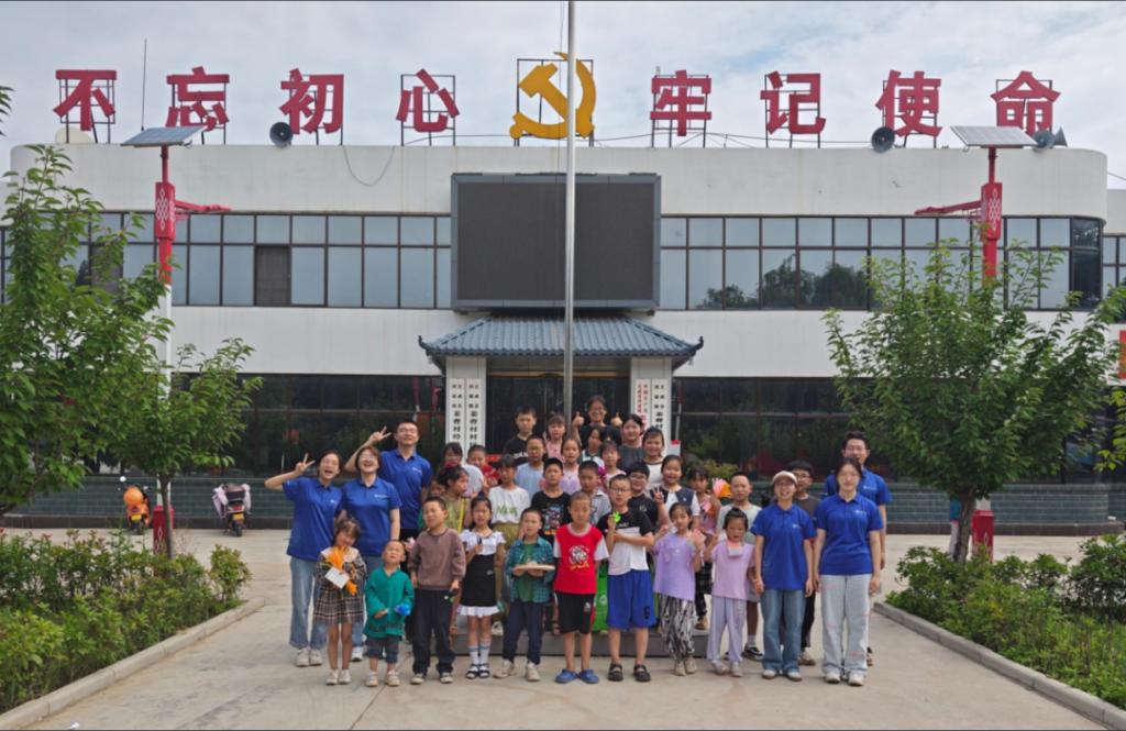 图-4 实践团队成员与长武县小朋友们合影 图-4 实践团队成员与长武县小朋友们合影