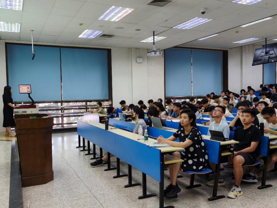 图2 杨凌老师开展《弘扬西迁精神,汲取奋进力量》课程培训 图2 杨凌老师开展《弘扬西迁精神,汲取奋进力量》课程培训