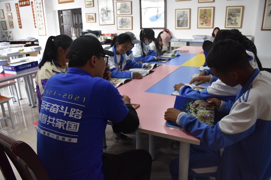 同学们和宣讲团成员分享感悟 同学们和宣讲团成员分享感悟